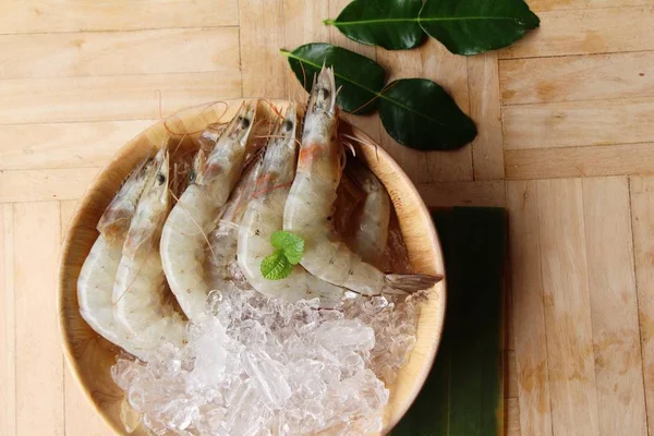 Camarones Frescos Para Cocinar Sobre Fondo Madera — Foto de Stock