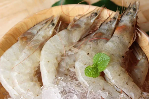 Udang Segar Untuk Dimasak Dengan Latar Belakang Kayu — Stok Foto