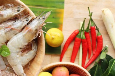 Taze karides ve sebze baharatlı çorba