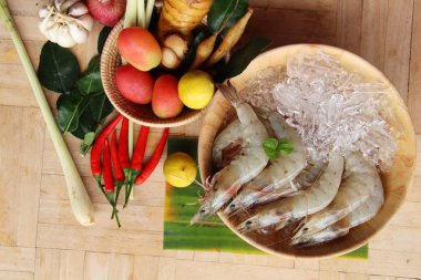 Taze karides ve sebze baharatlı çorba