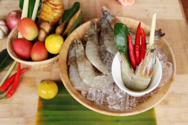 Taze karides ve sebze baharatlı çorba