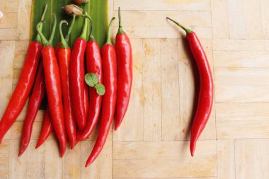 Ahşap arka plan üzerinde yemek pişirmek için kırmızı biber