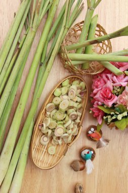 limon otu ahşap arka plan üzerinde yemek pişirmek için