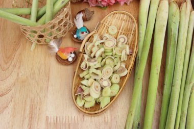 limon otu ahşap arka plan üzerinde yemek pişirmek için