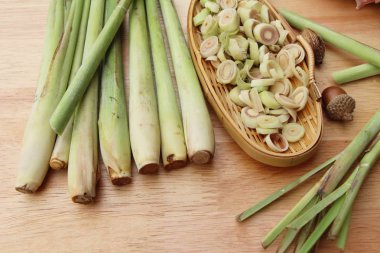 limon otu ahşap arka plan üzerinde yemek pişirmek için