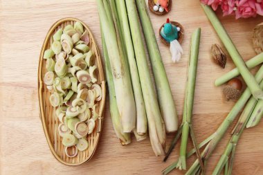 limon otu ahşap arka plan üzerinde yemek pişirmek için