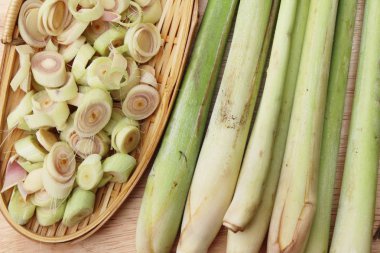 limon otu ahşap arka plan üzerinde yemek pişirmek için