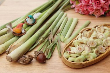 limon otu ahşap arka plan üzerinde yemek pişirmek için