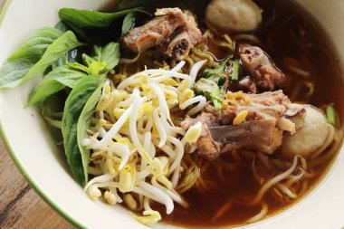 Domuz noodle ile sebze ve çorba lezzetli