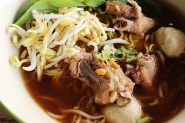 Domuz noodle ile sebze ve çorba lezzetli