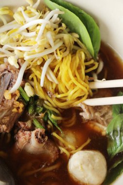 Domuz noodle ile sebze ve çorba lezzetli