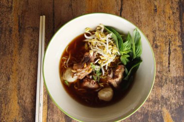 Domuz noodle ile sebze ve çorba lezzetli