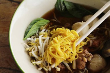 Domuz noodle ile sebze ve çorba lezzetli