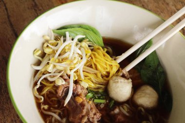 Domuz noodle ile sebze ve çorba lezzetli