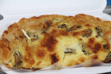 Kızarmış istiridye omlet ile gevrek nefis