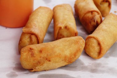 Meze yemek için geleneksel tava böreği