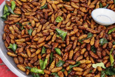 Fried ipek solucanlar sokak gıda lezzetli