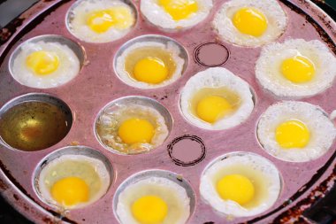 Pan çukurlara kızarmış bıldırcın yumurtası