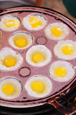 Pan çukurlara kızarmış bıldırcın yumurtası