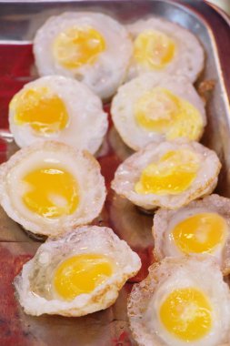 Pan çukurlara kızarmış bıldırcın yumurtası