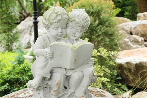 Decoratieve Standbeeld Schoonheid Tuin — Stockfoto