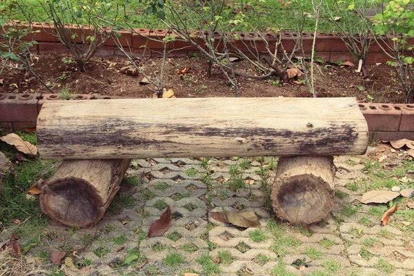 Vintage tarzı koltukları bahçede ayarla