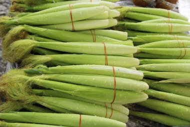 Belgili tanımlık çarşı içinde yemek pişirmek için taze Mısır
