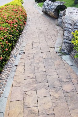 Doğada taşlı Bahçe yürüme yolu