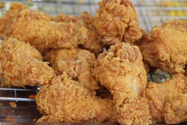 Kızarmış tavuk sokak gıda lezzetlidir