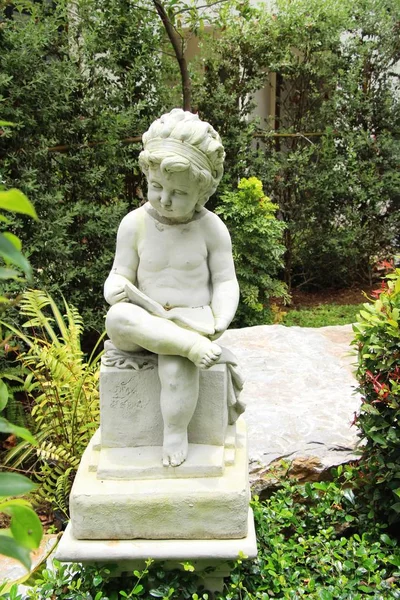 Διακοσμητικό Άγαλμα Είναι Ομορφιά Στον Κήπο — Φωτογραφία Αρχείου