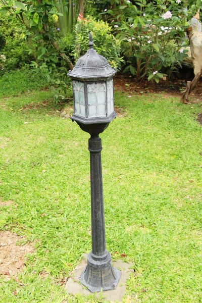 Lampe Dans Jardin Style Vintage — Photo
