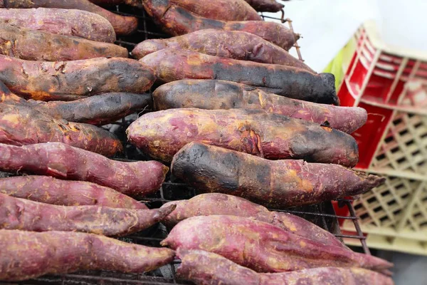 Tatlı Patates Izgara Ocakta Lezzetlidir — Stok fotoğraf