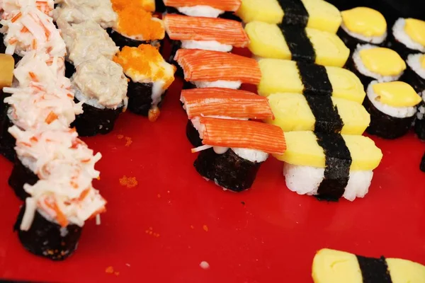 混合ロール寿司セット 日本の美味しい料理 — ストック写真