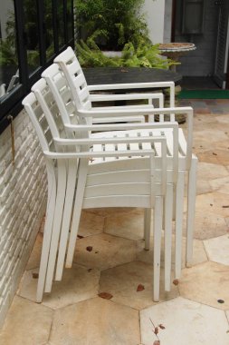 Vintage tarzı koltukları bahçede ayarla