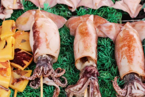 焼きイカはおいしい屋台の食べ物で — ストック写真