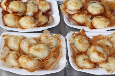 Hindistan cevizi sütü karıştırın şeker ve un, Tay tatlı