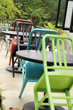 Vintage tarzı koltukları bahçede ayarla