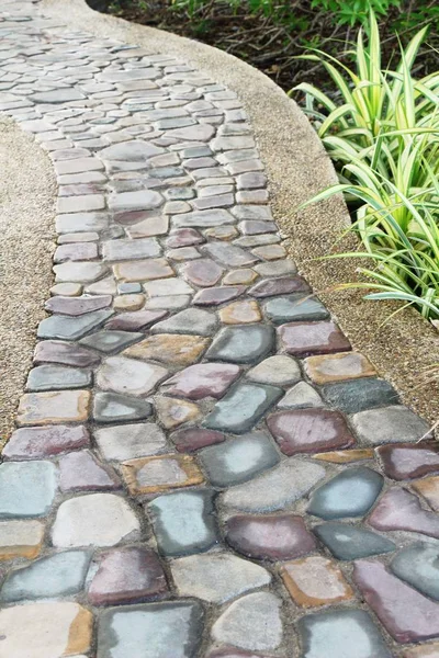 自然の石の庭の散歩道 — ストック写真