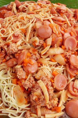 Domuz eti lezzetli kızarmış baharatlı spagetti karıştırın