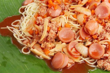 Domuz eti lezzetli kızarmış baharatlı spagetti karıştırın