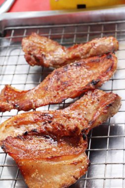 Kavrulmuş domuz sokak gıda lezzetlidir