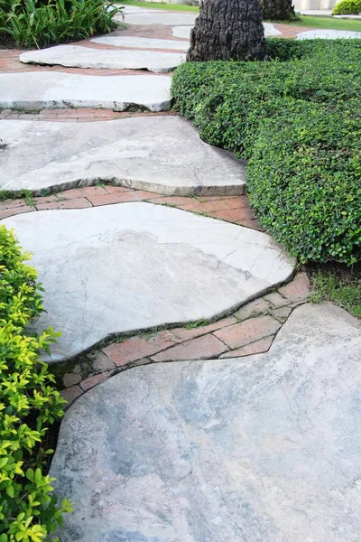 自然の石の庭の散歩道 — ストック写真