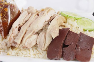 Tavuk sosu ile lezzetli haşlanmış pirinç