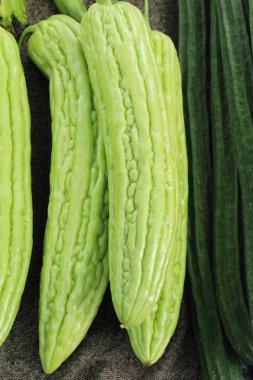 Pazarda yemek pişirmek için acı kavun kabak