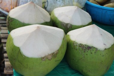 Hindistan cevizi meyve sokak gıda lezzetlidir