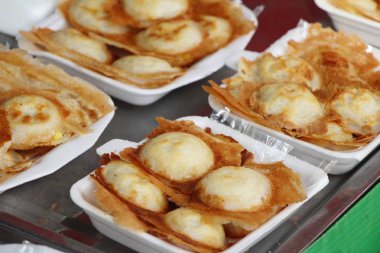 Hindistan cevizi sütü karıştırın şeker ve un, Tay tatlı