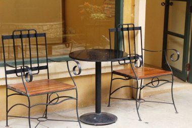 Vintage tarzı koltukları bahçede ayarla