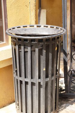 Parktaki eski vintage ahşap çöp tenekesi