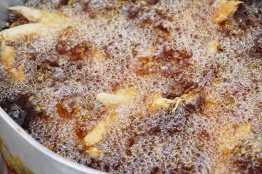 Kızarmış tavuk tavada lezzetlidir