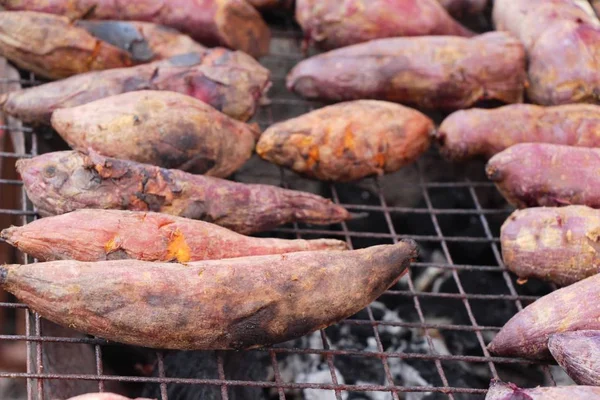 Tatlı Patates Izgara Ocakta Lezzetlidir — Stok fotoğraf